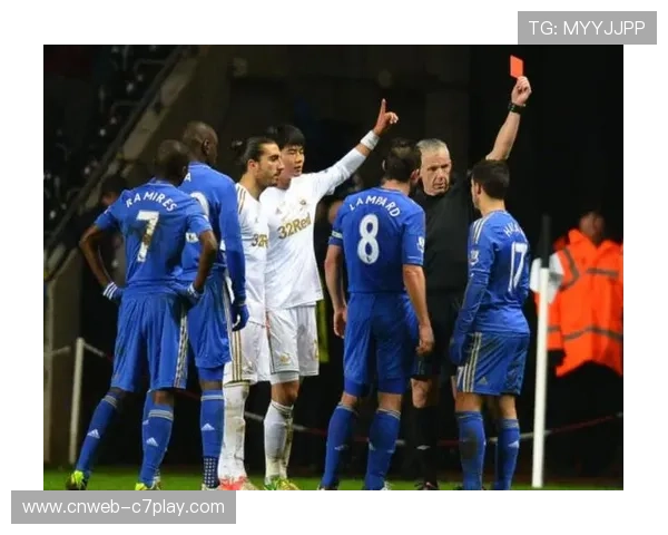 蓝军防守纪律松懈频繁吃红牌 近六场比赛接连犯规失控 蓝军防守纪律松懈频繁吃红牌 近六场比赛接连犯规失控