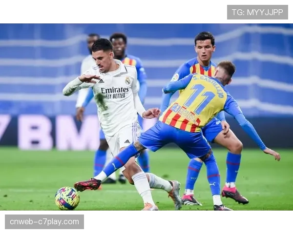 瓦伦西亚1-3不敌皇马，保级压力下防守收紧但进攻效率低下